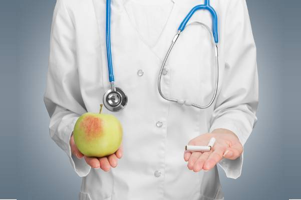 Mit Dem Apfel Zum Nicht Raucher Medizin Transparent